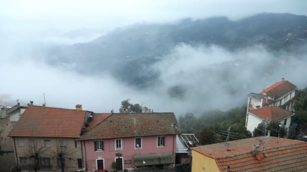 Temprano niebla mañana en la ciudad alpina . — Vídeo de stock