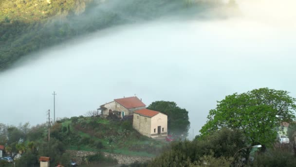 Πρωινή ομίχλη στην αλπική πόλη. — Αρχείο Βίντεο