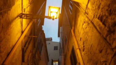Eski Avrupa şehir ile dar bir yaya Caddesi