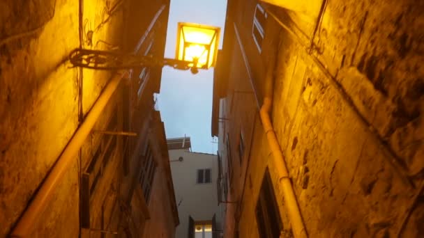 Una stretta strada pedonale con nel centro storico europeo — Video Stock