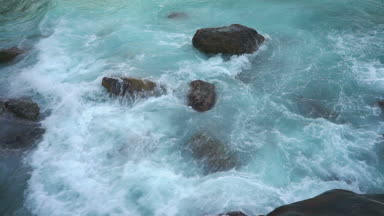 Kıyı taşlar tatilinde dramatik büyük dalgalar