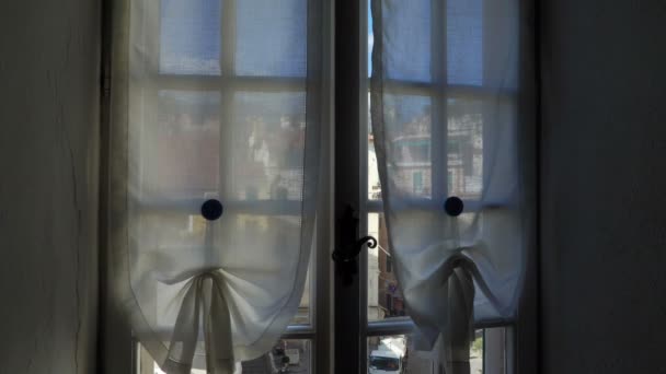 Öppna fönstret morgon italienska medeltida stad. — Stockvideo