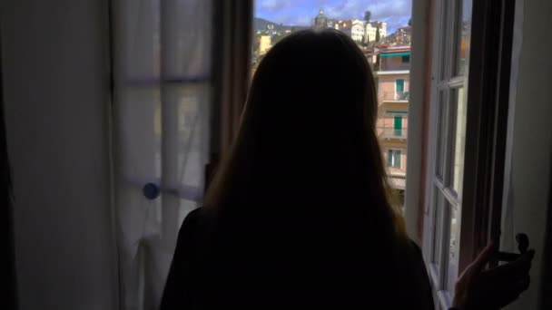 Jeune femme Fenêtre d'ouverture Matin ville médiévale italienne . — Video