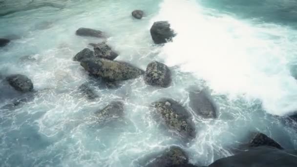Gelombang besar dramatis istirahat di batu pantai — Stok Video