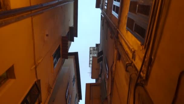 Een smalle autovrije straat met in de oude Europese stad — Stockvideo