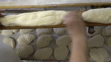 Geleneksel İtalyan fırın. Bir kadın fırıncı ekmek pişirme için hazırlar