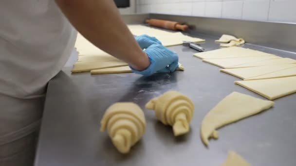 Padaria tradicional italiana. Um padeiro fêmea vira croissants bonitos antes de assar — Vídeo de Stock