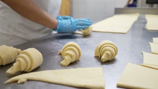 Traditionella italienska bageri. En kvinnlig baker visar vackra croissanter innan bakning — Stockvideo