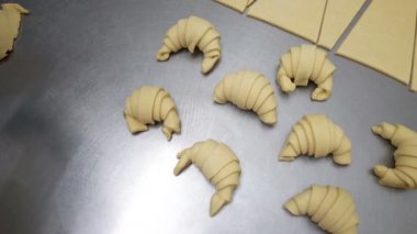 Geleneksel İtalyan fırın. Kadın bir fırıncı pişirme önce güzel kruvasan döner