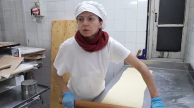 Geleneksel İtalyan fırın. Kadın bir fırıncı pişirme için hamur dışarı rulo
