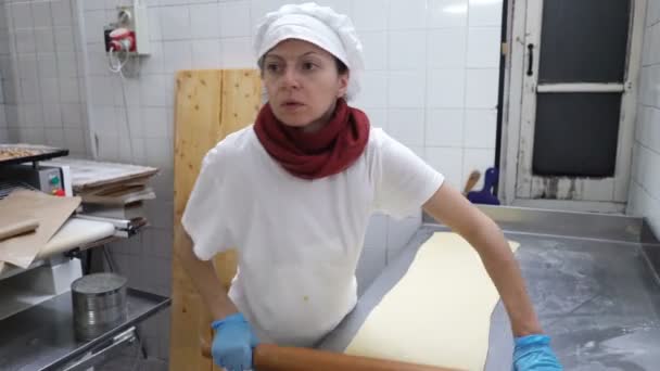 Panificio tradizionale italiano. Un panettiere femminile stende l'impasto per la cottura — Video Stock