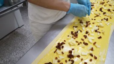 Geleneksel İtalyan fırın. İki kadın Fırıncılar krem Pasticcera, Kuru üzüm ve elma ile tatlı buns hazırlamak