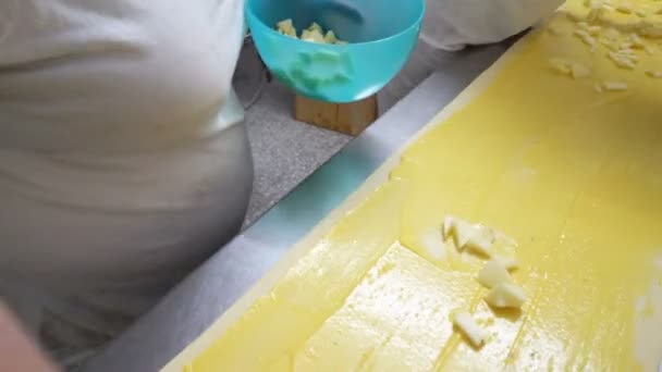 Geleneksel İtalyan fırın. İki kadın Fırıncılar krem Pasticcera, Kuru üzüm ve elma ile tatlı buns hazırlamak — Stok video
