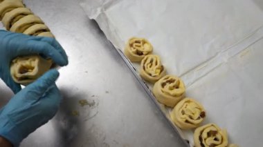 Geleneksel İtalyan fırın. İki kadın Fırıncılar krem Pasticcera, Kuru üzüm ve elma ile tatlı buns hazırlamak