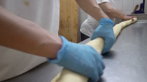 Panificio tradizionale italiano. Due pasticcerie preparano focacce dolci con crema Pasticcera, uva passa e mele — Video Stock