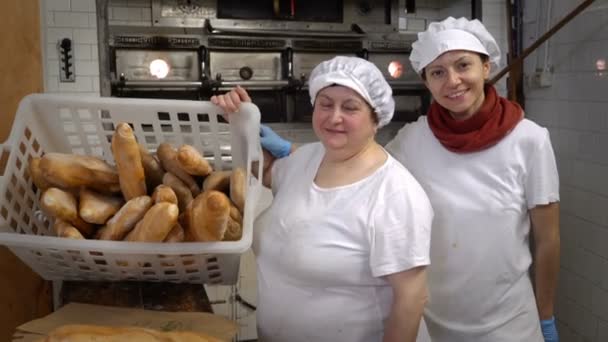 Panificio tradizionale italiano. Mamma e figlia panettieri nel proprio panificio . — Video Stock