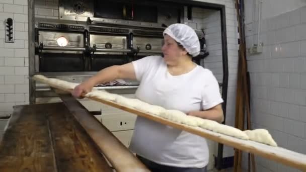Παραδοσιακή οικογένεια ιταλικό φούρνο. Μια γυναίκα φούρναρης ετοιμάζει ψωμί για το ψήσιμο. — Αρχείο Βίντεο