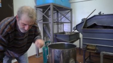 Parfüm esansları Buhar damıtma damıtma küp küçük bir dağ köyünde tarafından üretimi.