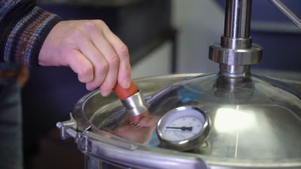 Producción de esencias de perfume por destilación de vapor en cubo de destilación en un pequeño pueblo alpino . — Vídeos de Stock