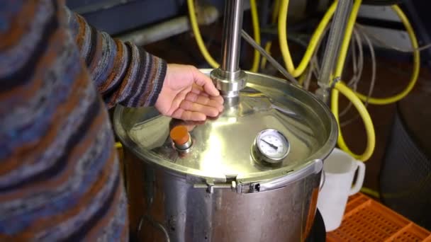 Production d'essences de parfum par distillation à la vapeur en cube de distillation dans un petit village alpin . — Video