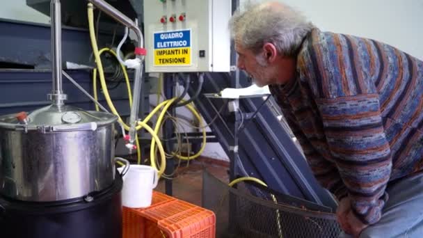 Productie van parfum essences door stoomdestillatie in distillatie kubus in een kleine Alpine dorp. — Stockvideo