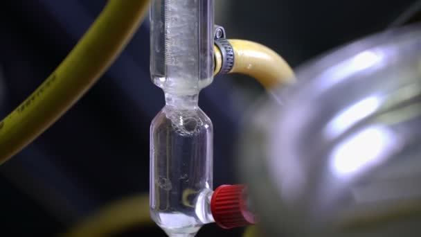 Produktion av parfym essenser ångdestillation i destillation kub i en liten alpby. — Stockvideo