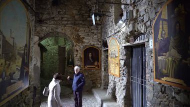 Giovannicassini Ortaçağ İtalyan şehrin dar sokaklarında tasvir freskleri