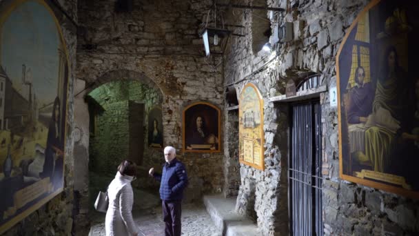 在中世纪意大利小镇狭窄的街道上描绘 Giovannicassini 的壁画 — 图库视频影像