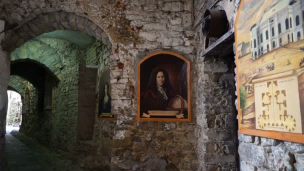 Fresques représentant GiovanniCassini dans les rues étroites de la ville médiévale italienne — Video