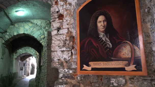 Fresques représentant GiovanniCassini dans les rues étroites de la ville médiévale italienne — Video
