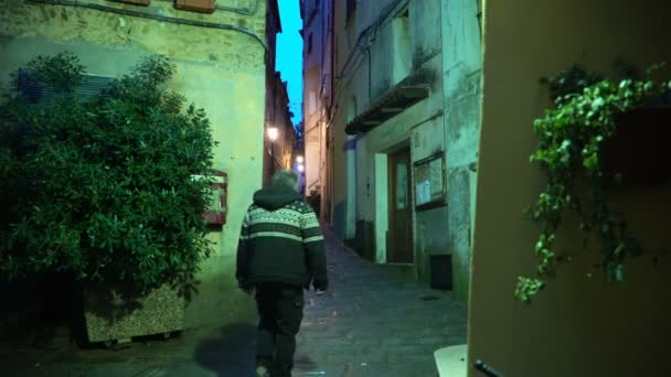Passer idzie na wąskiej uliczce na starym mieście euripian. — Wideo stockowe
