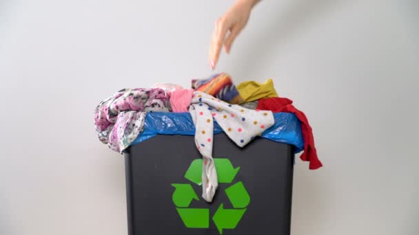Распределение отходов для переработки в домашних условиях . — стоковое видео
