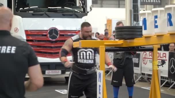 Competition of Strongman Champions League participants — Stock Video