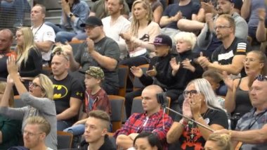 Seyirciler sporcuları alkışlarla destekledi.