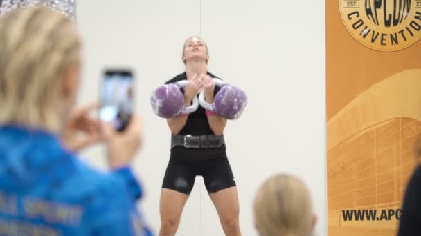 Νέοι αποφασισμένοι αθλητική γυμναστική γυναίκα άρση ένα βαρύ καμπάνες. — Αρχείο Βίντεο