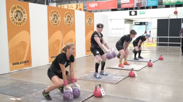 Sportowe fitness kobiety podnoszenia ciężkich Kettlebells. — Wideo stockowe