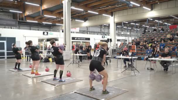 Le donne atletiche di idoneità che sollevano kettlebells pesanti . — Video Stock