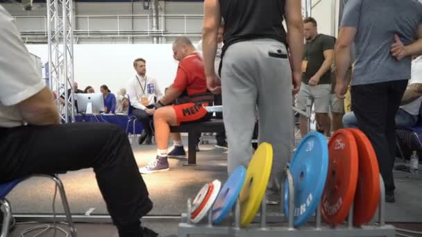 Powerlifting yarışması sırasında tezgah presi — Stok video