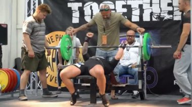 Powerlifting yarışması sırasında kadın tezgah basın