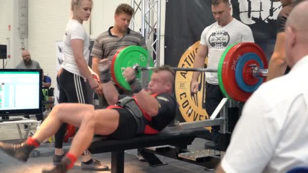 Bankdrukken tijdens powerlifting competitie — Stockvideo