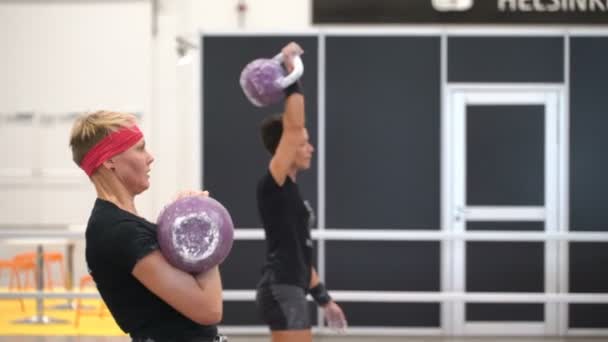 Atletik fitness kadınlar ağır kettlebells kaldırma. — Stok video