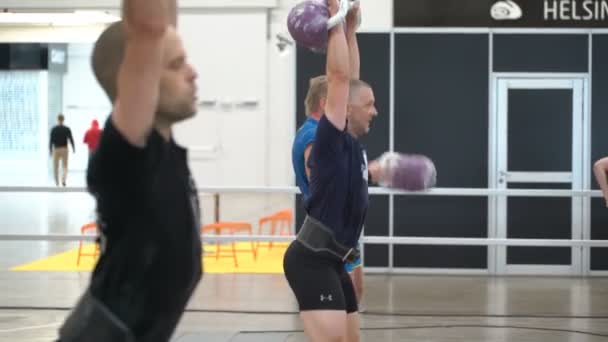 Athletic mężczyzna podnoszenia ciężkich Kettlebells. — Wideo stockowe