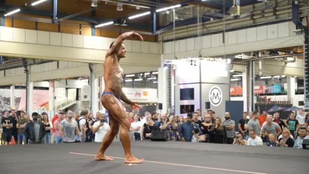 Fisiculturista masculino posando em um evento esportivo — Vídeo de Stock