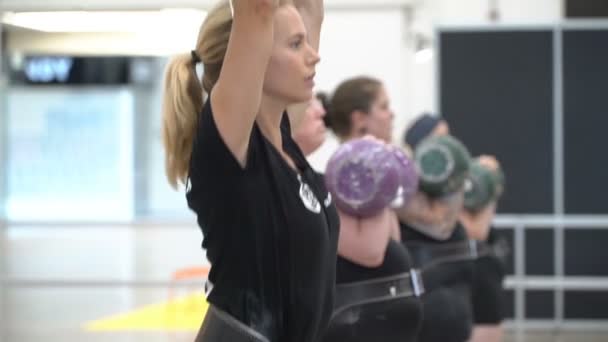 Atletisk Fitness kvinnor lyfta en tung kettlebells. — Stockvideo