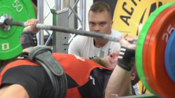 Prensa de bancada durante competição powerlifting — Vídeo de Stock