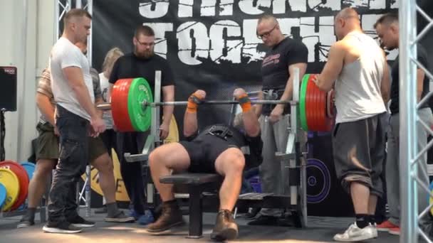Bench press during powerlifting competition — Stok Video