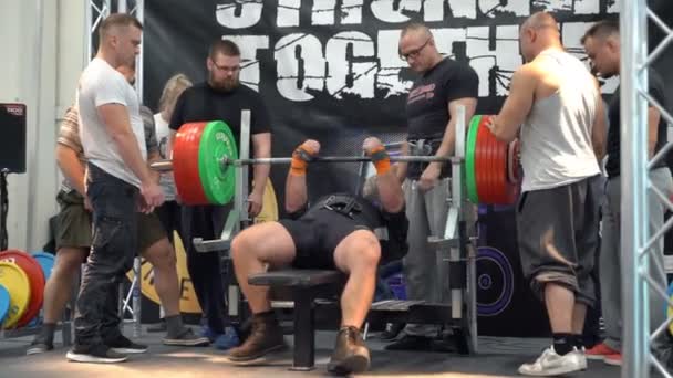 Bankdrukken tijdens powerlifting competitie — Stockvideo