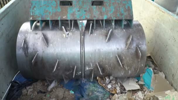 Ειδικός εξοπλισμός πιέζει τα απόβλητα κατασκευών σε ένα δοχείο για ανακύκλωση — Αρχείο Βίντεο