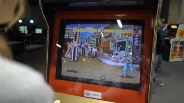 Jeune femme jouant Street Fighter vintage jeu — Video