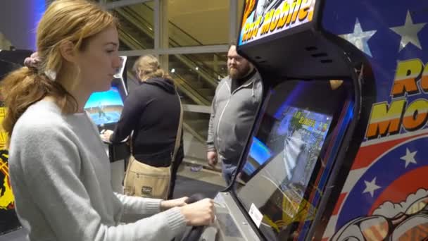 Niños y adultos disfrutando de juegos vintage — Vídeos de Stock